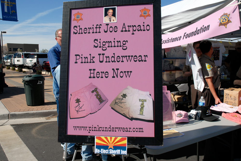 Sheriff Joe Arpaio signing pink underwear in Arizona – look2remember