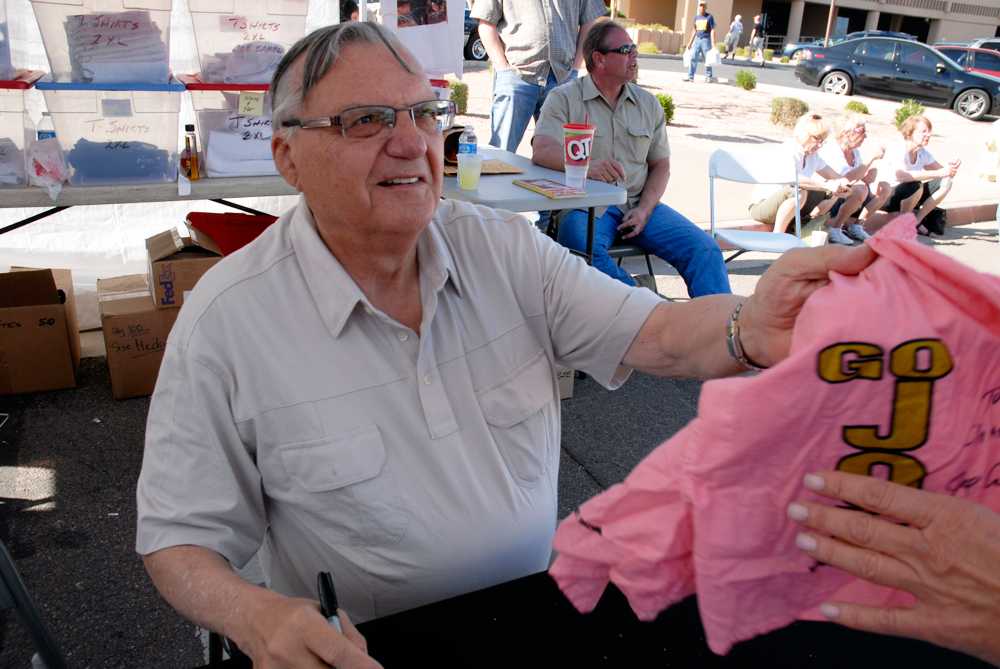 Sheriff Joe Arpaio signing pink underwear in Arizona – look2remember